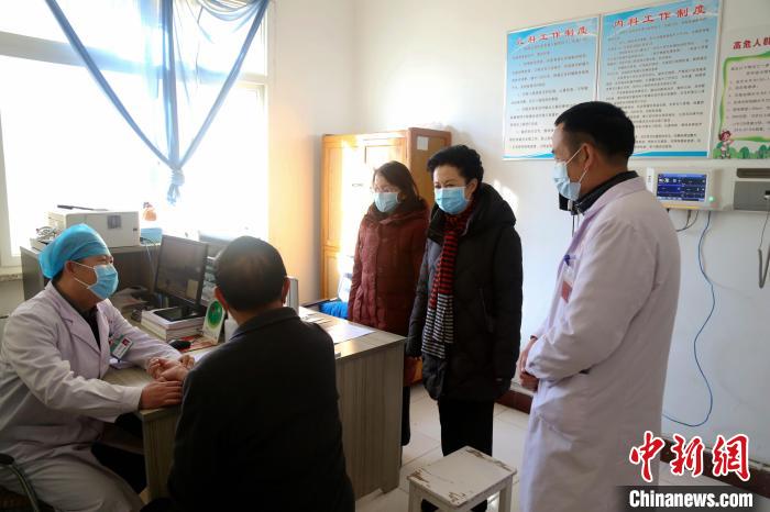 全國(guó)政協(xié)委員戴秀英：村醫(yī)越來(lái)越少，出路在哪？