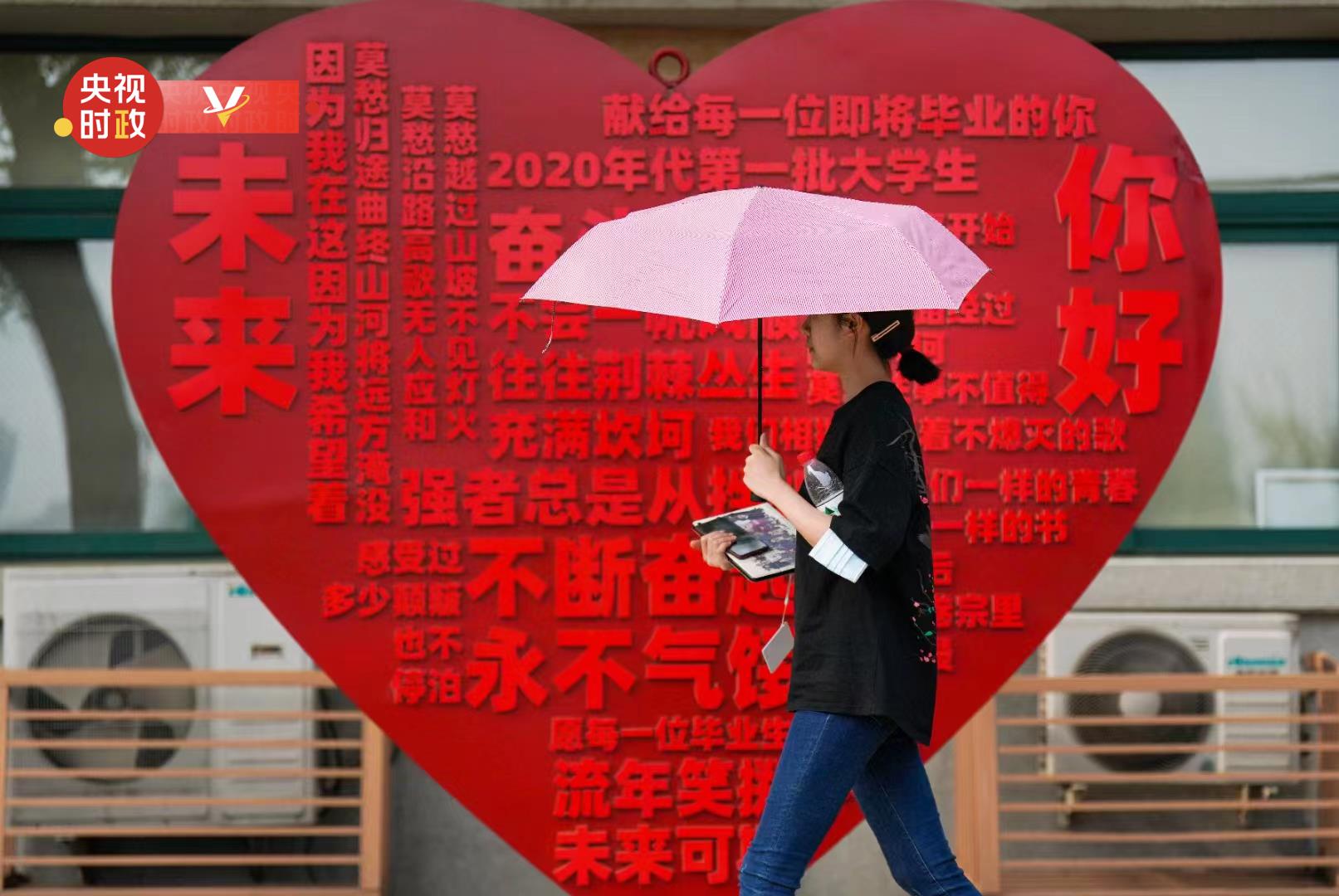 時政微紀錄丨溫暖——習近平與大學(xué)生朋友們