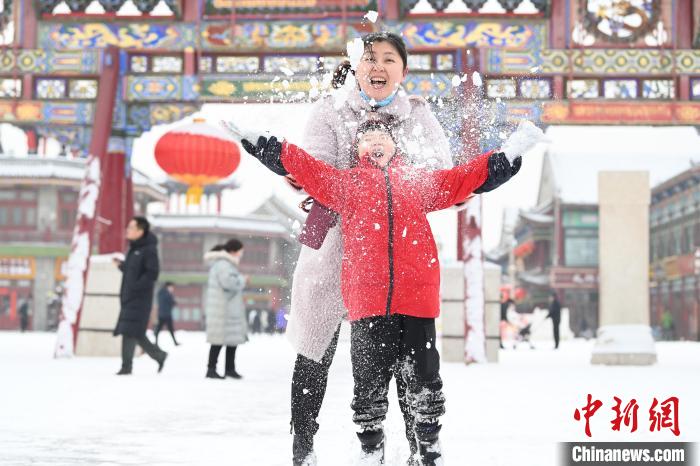 2月13日，家長(zhǎng)與小朋友在呼和浩特市大召?gòu)V場(chǎng)享雪趣?！⑽娜A 攝