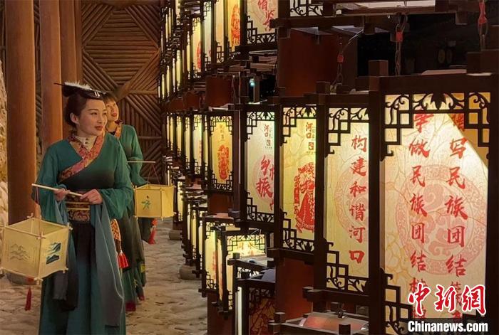 圖為游客身著古裝逛燈會?！堈裣?攝