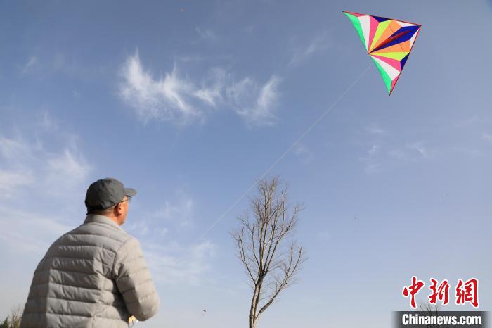 市民在放風(fēng)箏。　鄧小強 攝