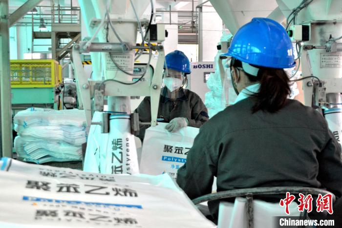 工人在生產(chǎn)線上包裝聚苯乙烯產(chǎn)品。　林弘梫 攝