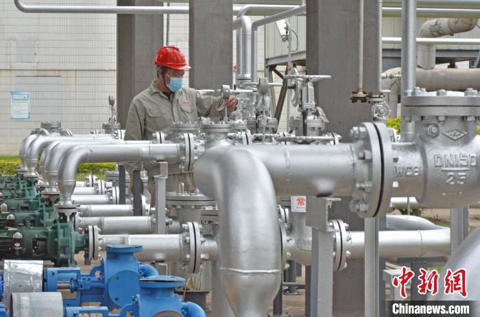 工人在查看設(shè)備儀表?！×趾霔v 攝