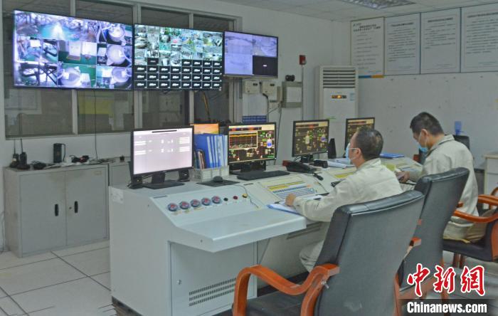 工人在中控室觀察各個生產(chǎn)車間運(yùn)行情況?！×趾霔v 攝