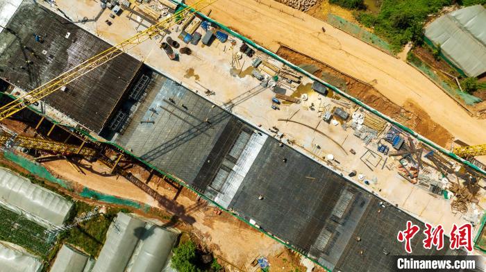 俯瞰正在建設(shè)的天府站多線橋鋼筋鋪架現(xiàn)場(chǎng)?！⒅铱?攝