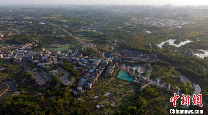 航拍正在建設(shè)中的成都至自貢高速鐵路成都段?！⒅铱?攝