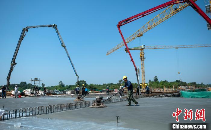 天府站多線橋施工澆筑現(xiàn)場(chǎng)。　劉忠俊 攝