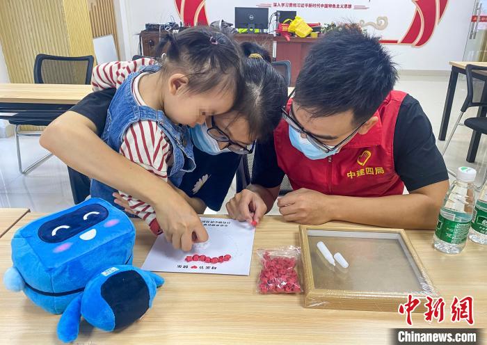 特別的愛(ài)給特別的你:16位自閉癥兒童制作手工畫送媽媽