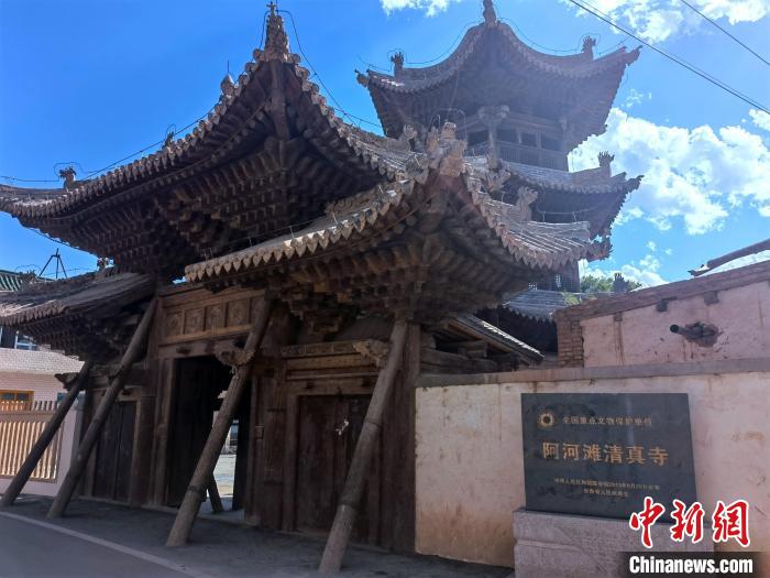 圖為集漢、藏、伊斯蘭風(fēng)格于一體的700年歷史的全國重點保護文物——阿河灘清真寺?！埡ｖ?攝