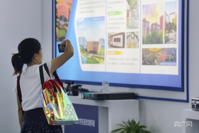 市民認(rèn)真觀展，拍攝展板上的說明內(nèi)容(央廣網(wǎng)記者 趙家慧 攝)