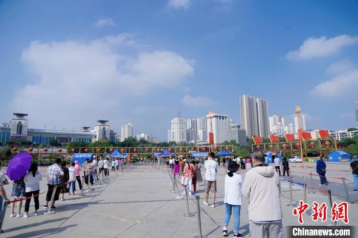 資料圖為居民有序排隊進行核酸檢測?！●R銘言 攝