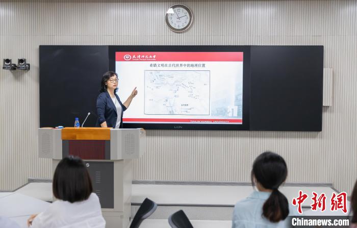 天津師范大學(xué)跨文化與世界文學(xué)研究院院長、教授郝嵐正在為同學(xué)們上課。　王在御 攝
