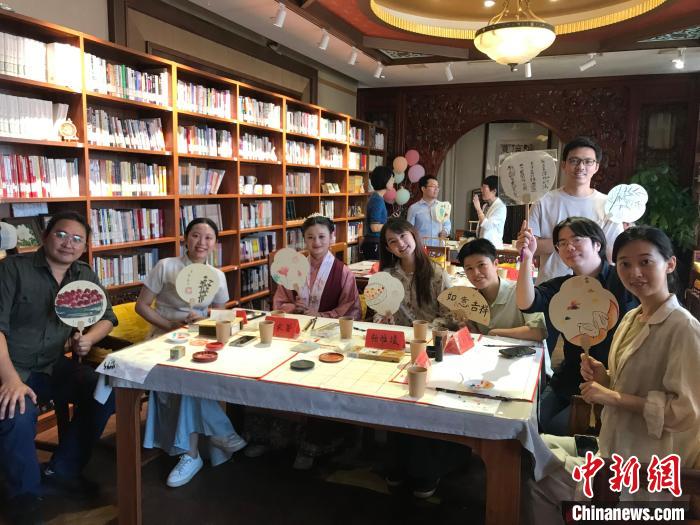 9月14日，“月動臨秋扇”中華傳統(tǒng)文化沉浸式體驗活動在北京紀曉嵐故居舉辦。陳建新 攝 陳建新 攝