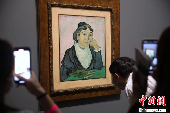 觀眾欣賞梵高畫作《阿爾勒婦女(吉努夫人肖像)》?！埡鄠?攝