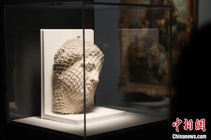 曼雷的裝置作品《維納斯》?！埡鄠?攝