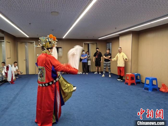 “天下第一團(tuán)”正在進(jìn)行練習(xí)。　昆山市文體廣電和旅游局供圖