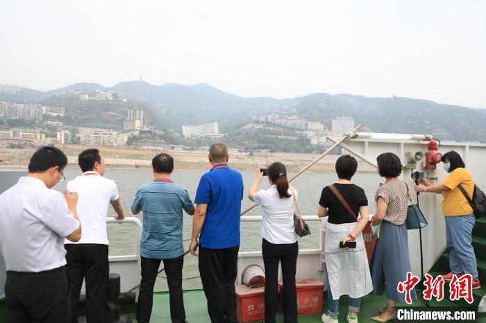 重慶市政協(xié)“同心聚力巴渝行”主題采訪團15日走進奉節(jié)，了解當?shù)卣f(xié)委員護江成效。　梁欽卿 攝