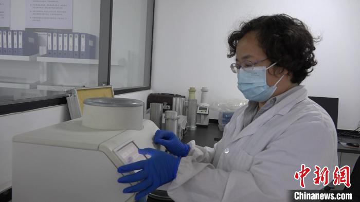 檢驗(yàn)員對(duì)樣品進(jìn)行檢測(cè)?！⊥趸萘?攝