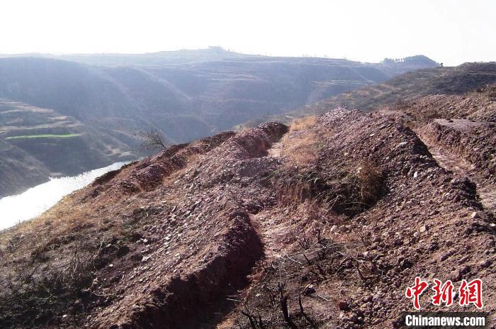 圖為荒坡原貌?！●T華 攝