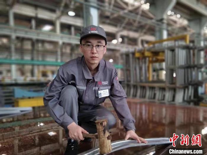 王漢卿在調(diào)修側(cè)墻彎梁。　受訪者供圖