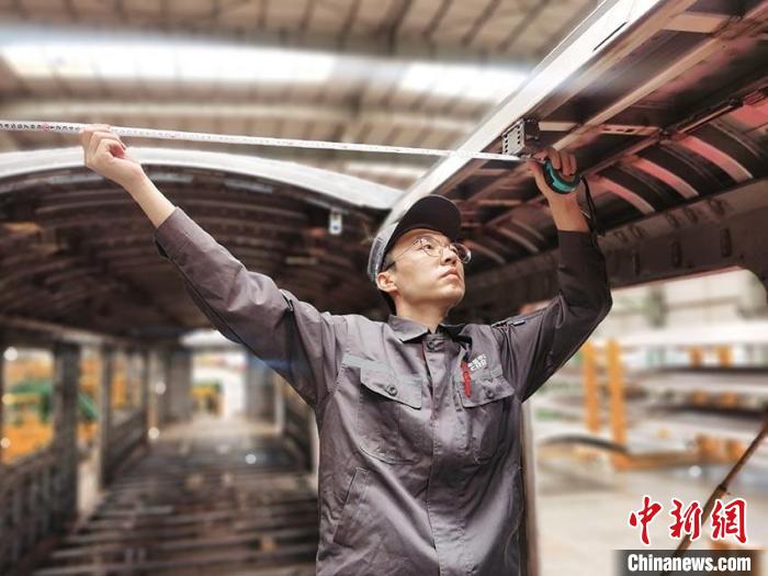 王漢卿在安裝車頂二次骨架吊?！∈茉L者供圖