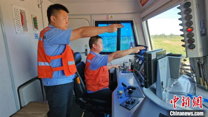 為確保首趟班列安全正點(diǎn)開行，東營鐵路運(yùn)輸分處認(rèn)真做好班列開行的各項(xiàng)準(zhǔn)備工作。　中鐵三局運(yùn)輸工程分公司供圖