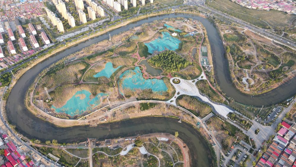 　圖為4月30日拍攝的河北滄州市區(qū)的大運河“Ω”形河道。新華社發(fā)(傅新春 攝)