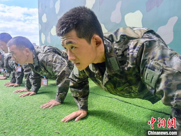 尤云龍正在和戰(zhàn)友進(jìn)行體能訓(xùn)練?！×志杆?攝