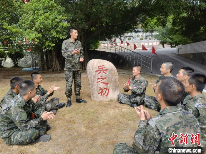 尤云龍為戰(zhàn)友講述父輩保家衛(wèi)國(guó)的故事?！＄姛樋?攝