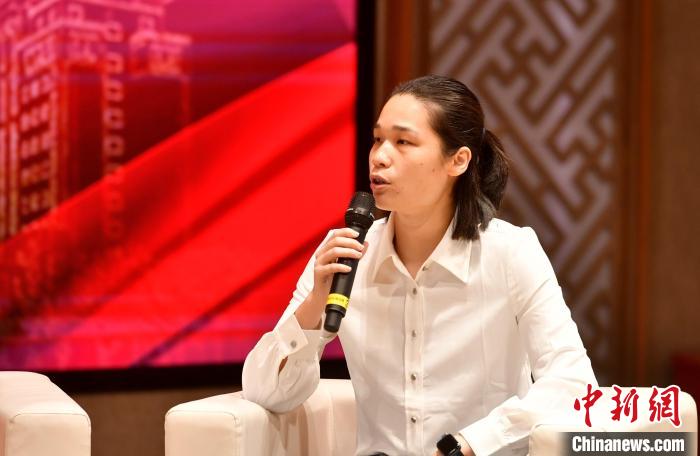 圖為林莉在福建師范大學(xué)分享會上發(fā)言?！蚊?攝