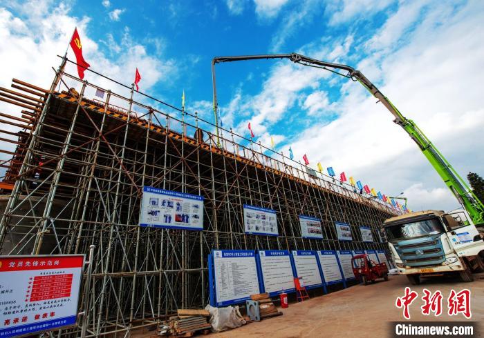 圖為渝昆高鐵云南段境內(nèi)首座大橋連續(xù)梁混凝土澆筑施工現(xiàn)場?！『螀矽i 攝