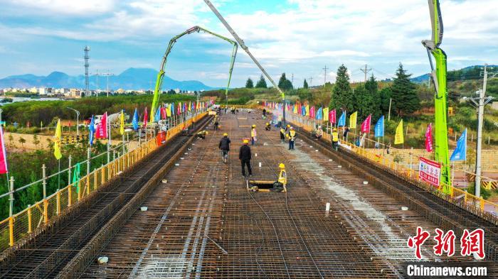 圖為渝昆高鐵云南段境內(nèi)首座大橋連續(xù)梁混凝土澆筑施工現(xiàn)場?！⑽馁F 攝