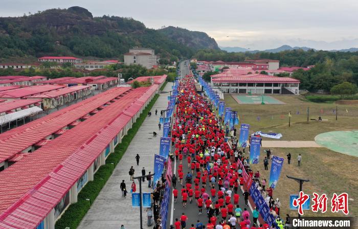 2022年龍虎山半程馬拉松鳴槍開跑?！⒅剧?攝