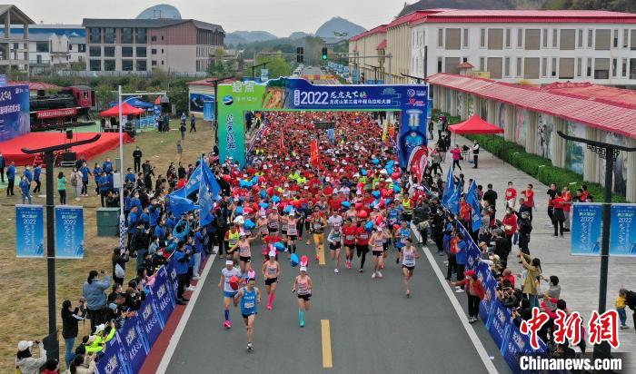 2022年龍虎山半程馬拉松鳴槍開跑?！⒅剧?攝