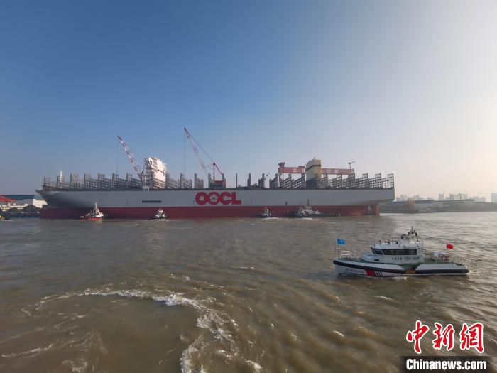 海巡艇在現(xiàn)場(chǎng)引導(dǎo)水上交通?！∧贤êＪ戮止﹫D