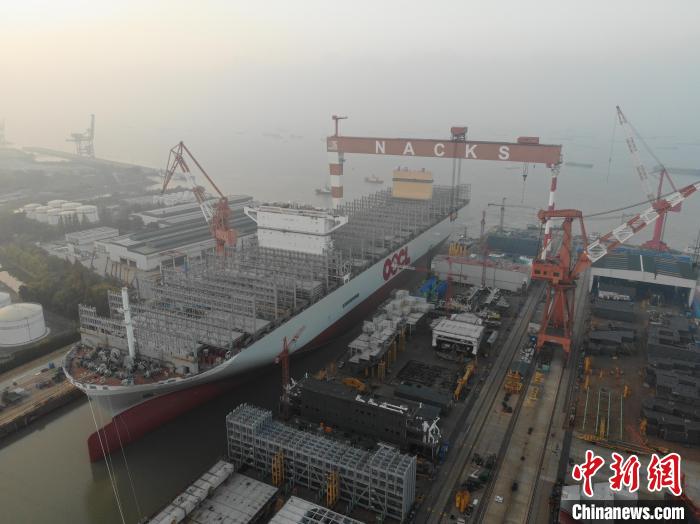 15日，全球綠色環(huán)保型集裝箱船“巨無(wú)霸”從江蘇出塢。　南通海事局供圖