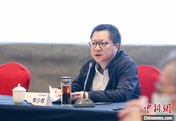 《詩刊》社主編李少君發(fā)言?！∠计挚h融媒體中心 供圖