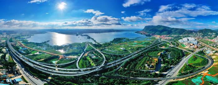 俯瞰昆明滇池沿岸。