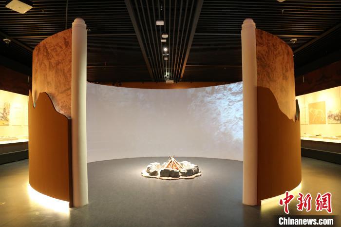 周口店遺址是迄今為止世界上同時期古人類遺址中，材料最豐富、最全面和最具代表性的一處遺址?！√胁┪镳^供圖