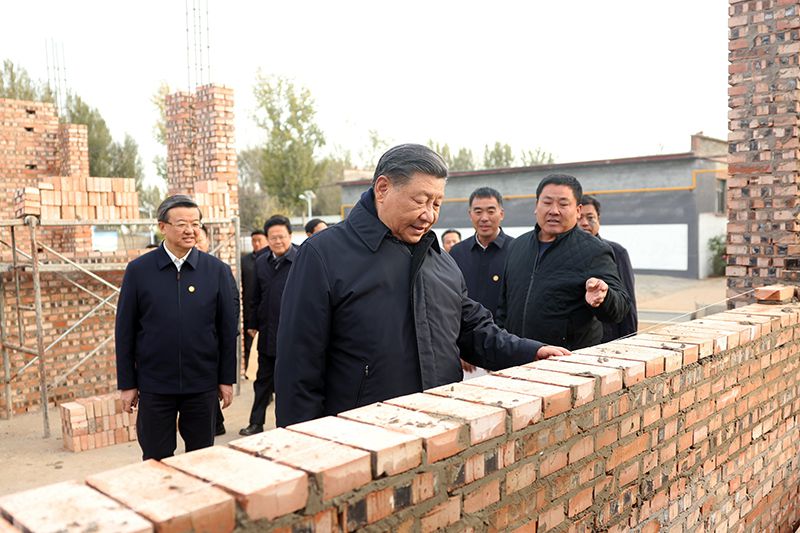 2023年11月10日，習近平總書記在河北保定涿州市刁窩鎮(zhèn)萬全莊村房屋重建施工現(xiàn)場考察。