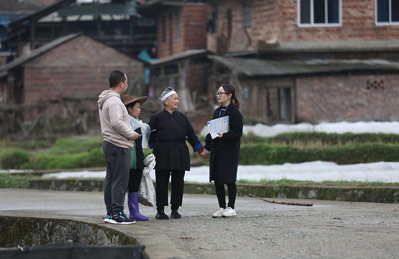 2022年3月24日，在廣西柳州市三江侗族自治縣良口鄉(xiāng)南寨村，紀檢監(jiān)察干部(右一、左一)在了解惠農政策落實情況。