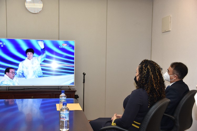 多米尼克友人與我外交官同看開(kāi)幕式。中國(guó)駐多米尼克使館供圖