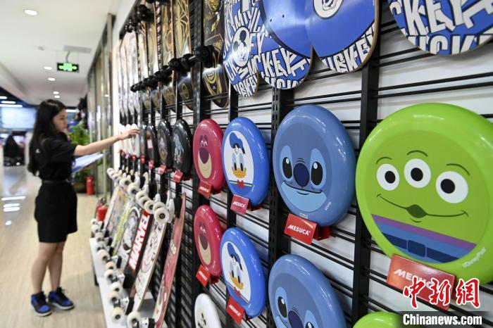 葉偉倫的體育用品公司推出了一系列IP授權(quán)款?！￡愺K旻　攝