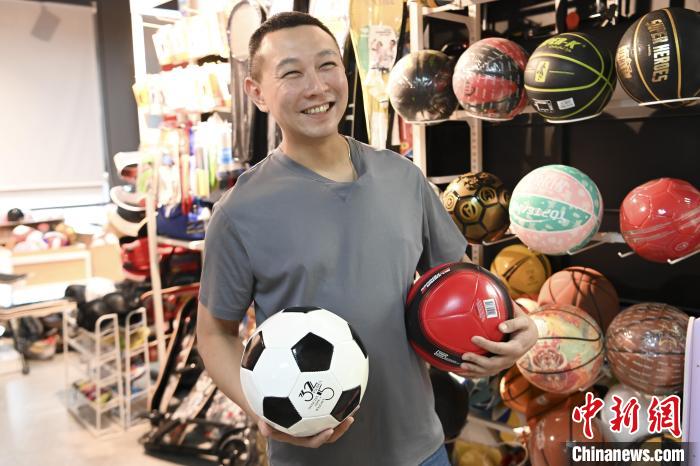 葉偉倫講述葉家在內(nèi)地的發(fā)展史，其中足球是他們家引以為傲的一個產(chǎn)品。　陳驥旻 攝