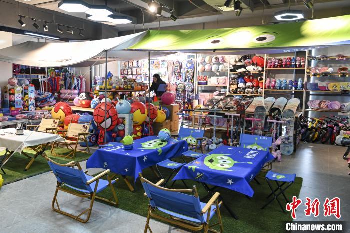 葉偉倫的體育用品公司推出了一系列產(chǎn)品。　陳驥旻 攝