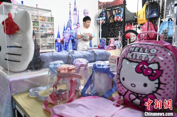 葉偉倫公司員工通過網(wǎng)絡(luò)直播方式銷售產(chǎn)品。　陳驥旻 攝