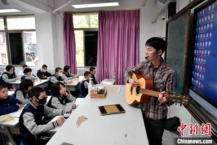 圖為3月16日，張家豪在福建福州延安中學(xué)教學(xué)。 <a target='_blank' href='/'><p  align=