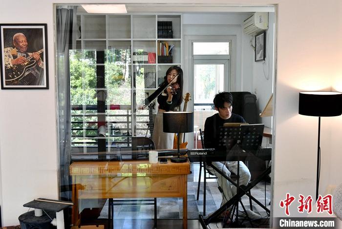 圖為3月10日，林佳臻(左)與張家豪在福建福州租的套房內(nèi)排練。 <a target='_blank' href='/'><p  align=