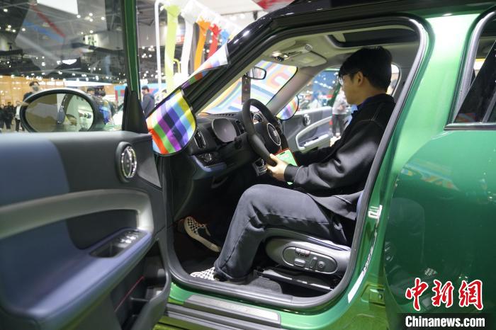 圖為觀眾在展會(huì)試駕車(chē)輛。　劉旭 攝