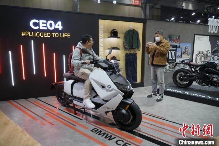 圖為觀眾在展會(huì)試駕車(chē)輛?！⑿?攝